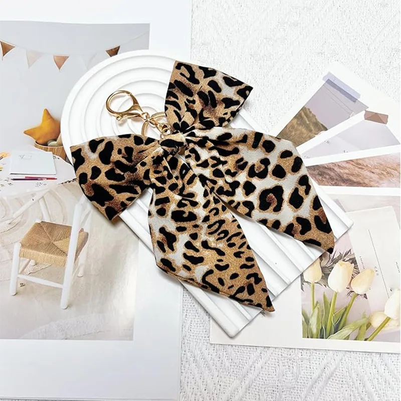 Ciondolo per borsa con fiocco con stampa leopardata